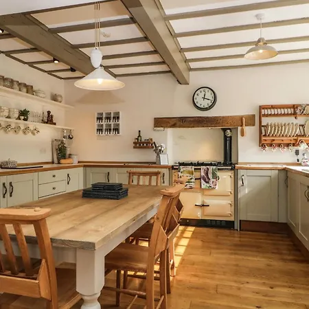 The Old Post House בית נופש