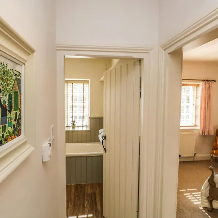 The Old Post House בית נופש